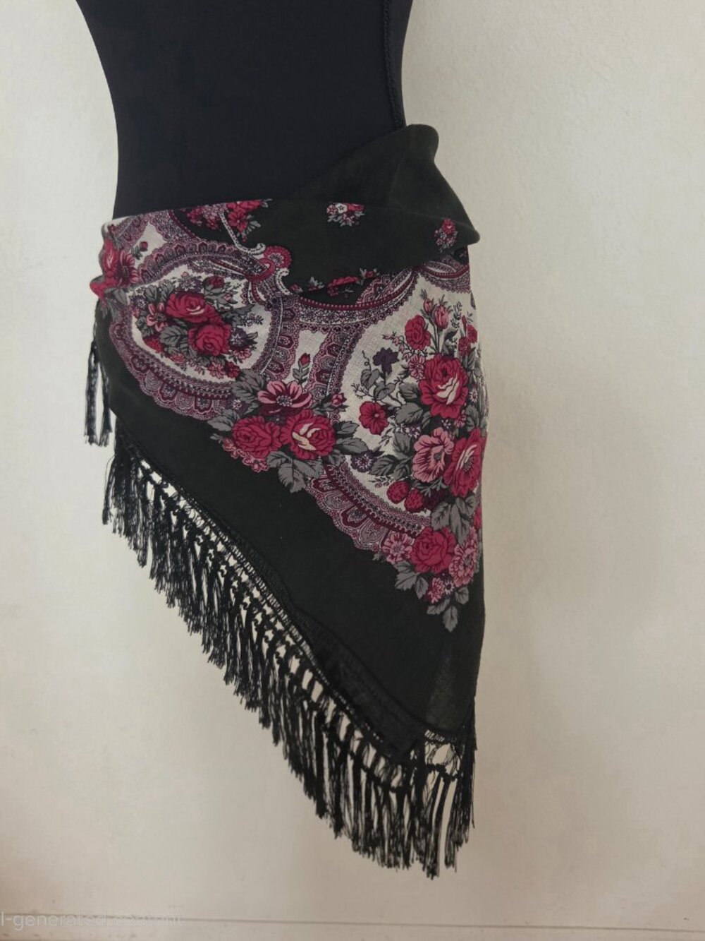 Vintage Dark Green Wool Rose Scarf/Wrap with hand-knotted fringe from Germany - Picture 5 of 10